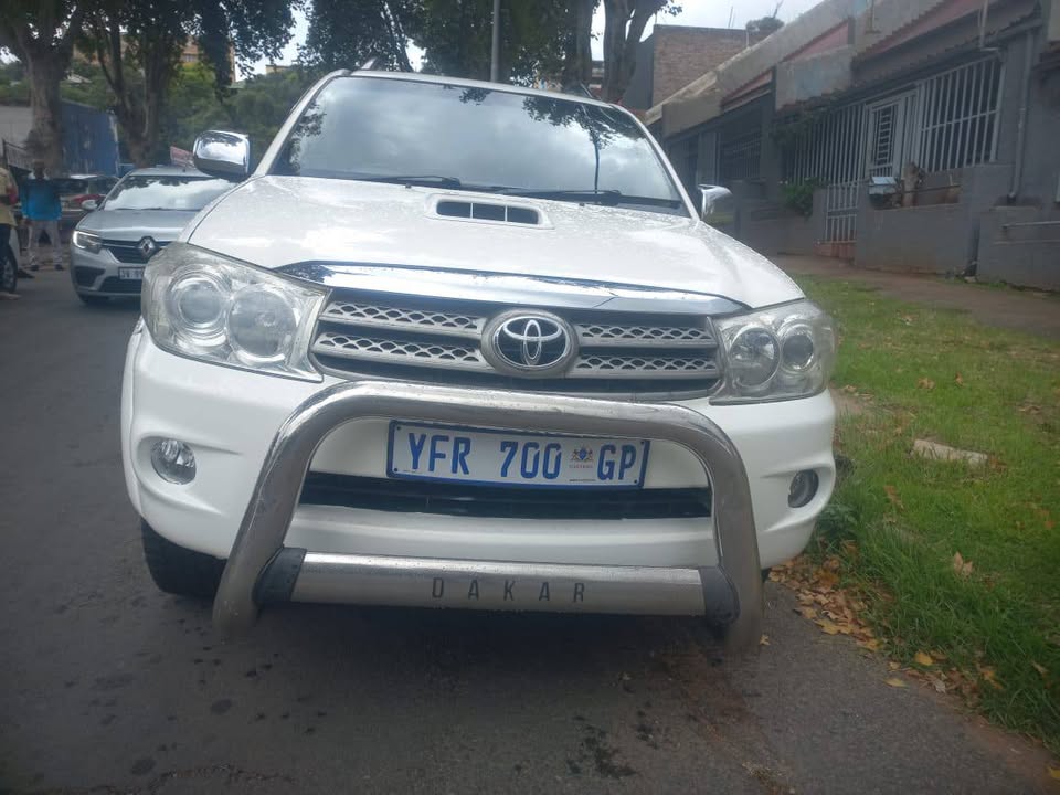 2010 Toyota Fortuner 3.0 3D4D Diesel, AUTOMATIC. Call Inno . White Color, Mileage