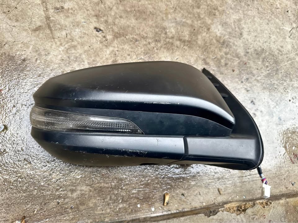 Toyota GD6 right side mirror with indicator and flash under light - Private Seller Toyota GD6 right side mirror with indicator and flash under light - Private Seller