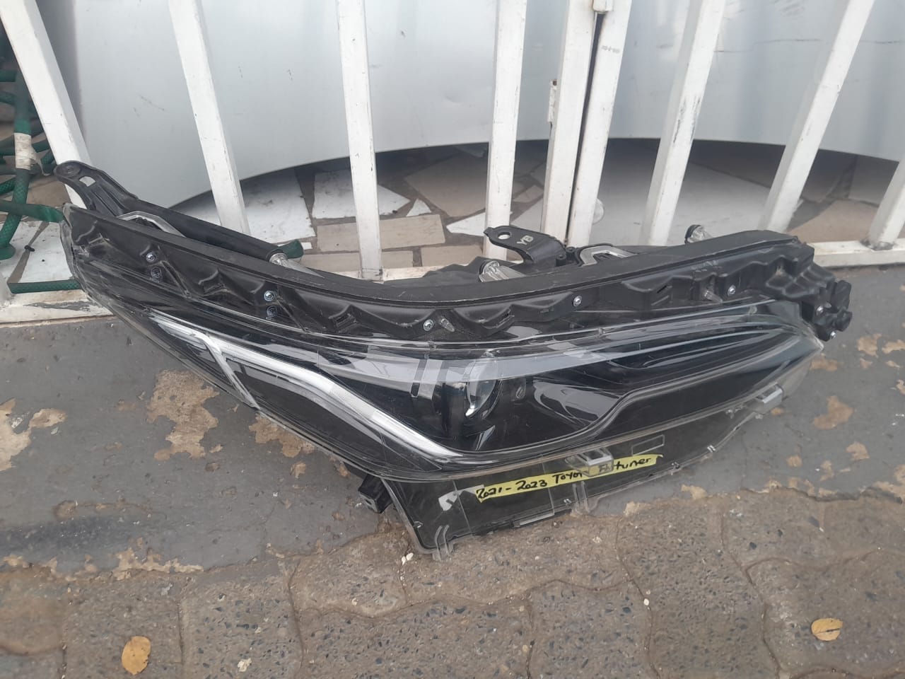 2021-2023 TOYOTA FORTUNER RIGHT SIDE HEADLIGHT FOR SALE - Private Seller