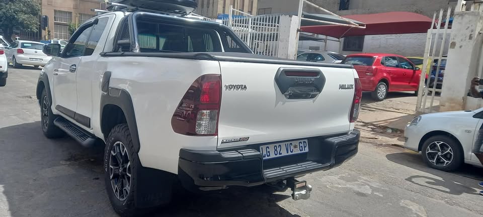 2020 TOYOTA HILUX 2.8 GD6 DIESEL AUTOMATIC, EXTRA CAB LEGEND 50 4X2, WHITE COLOR 60000KM