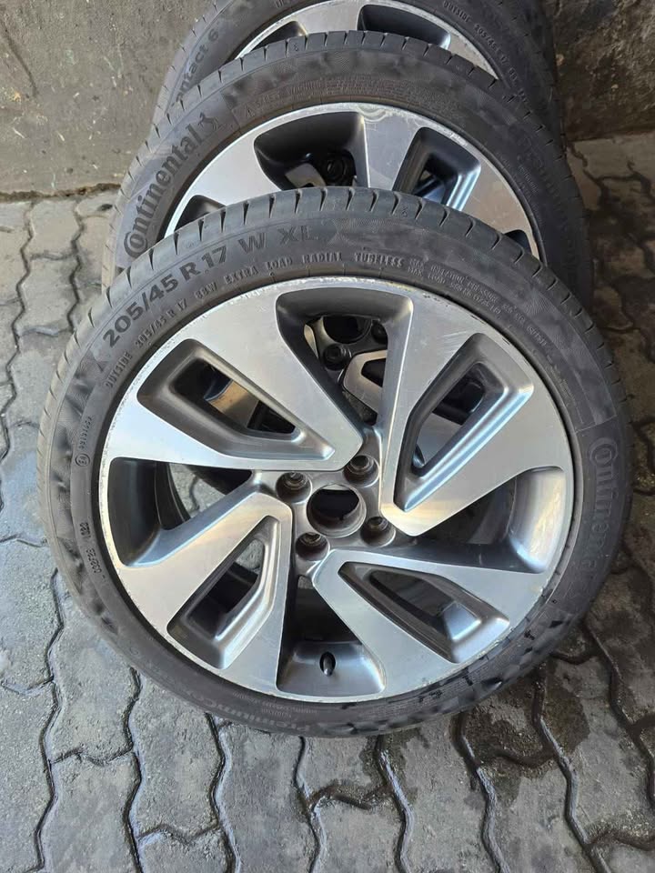 Set of 17 inch original Kia & Hyundai mags 4 X 100 pcd with new tyres