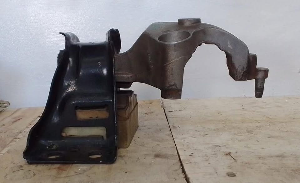 Nissan NP 200 Right Side Engine Mounting - Private Seller