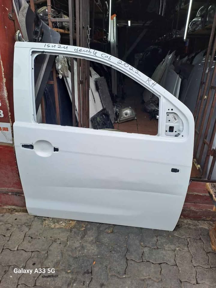 ISUZU D-MAX double cab front door RIGHT SIDE - Private Seller ISUZU D-MAX double cab front door RIGHT SIDE - Private Seller