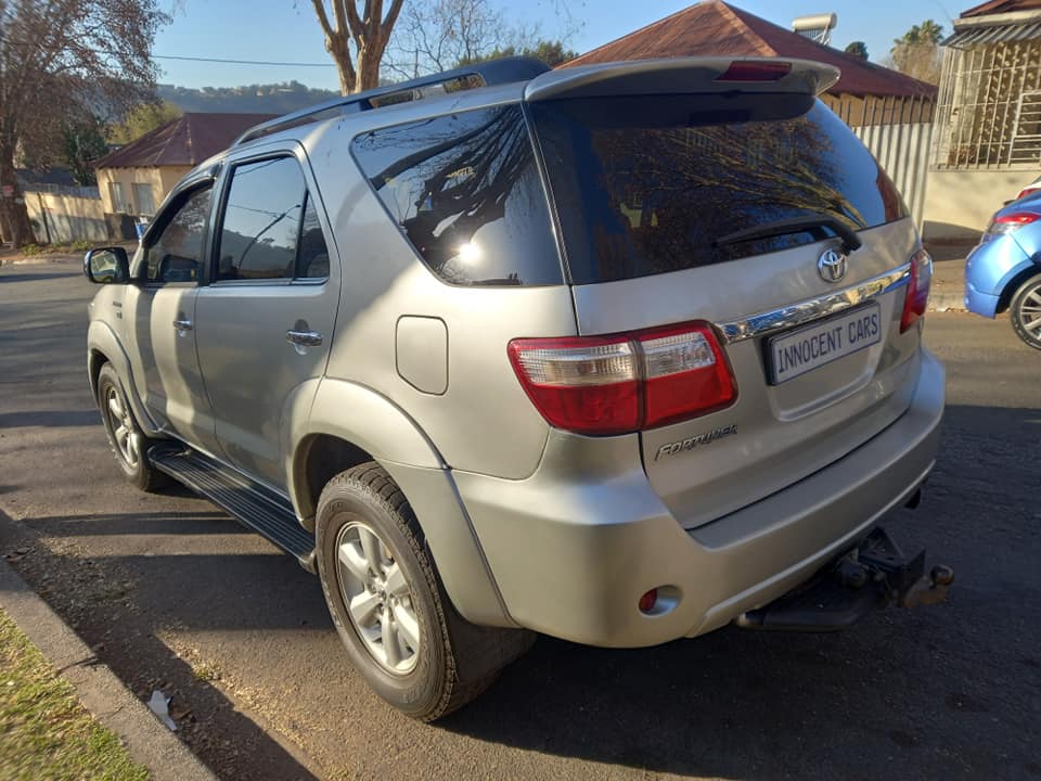 2011 TOYOTA FORTUNER 3.0 D4D DIESEL ENGINE, MANUAL 4X4, SILVER COLOR