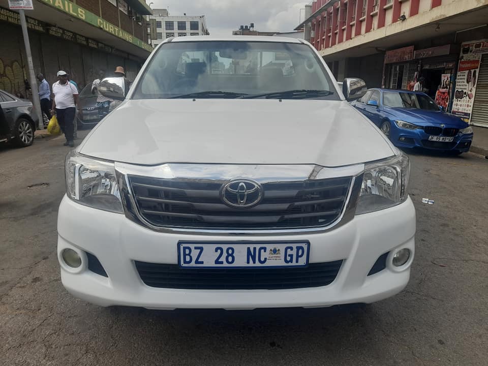 2012 TOYOTA HILUX 2.7 VVTI HIGH RAIDER SINGLE CAB EXCELLENT CONDITION CONTACT LEON ON
