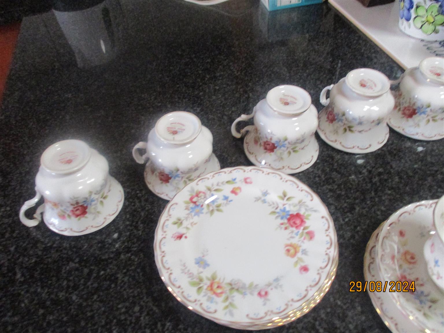 ROYAL ALBERT TEASET JUBILEE ROSE WELL KEPT AS NEW!!