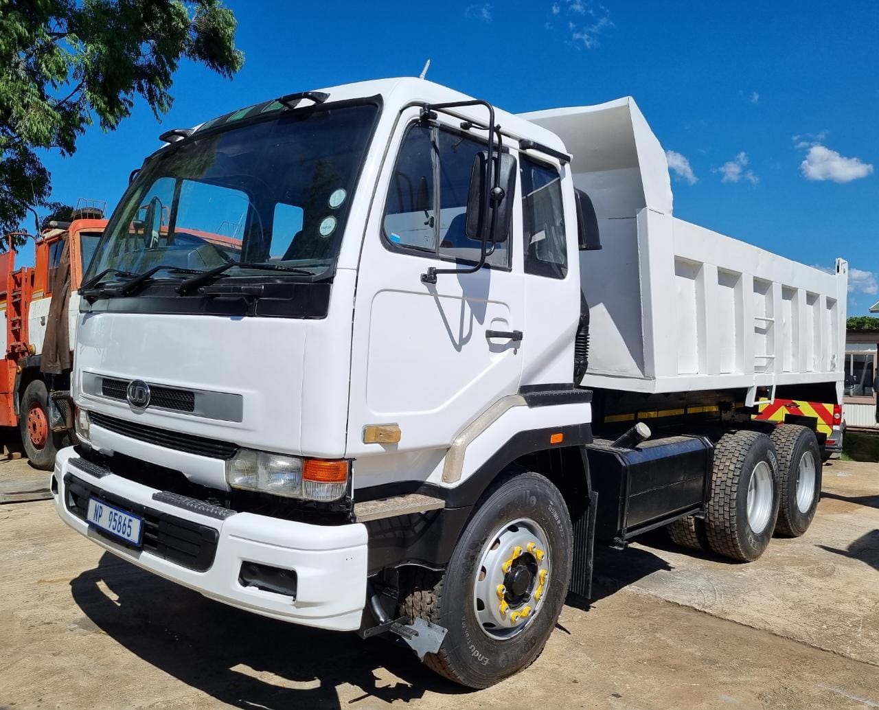 2000 NISSAN UD290 10 CUBE TIPPER