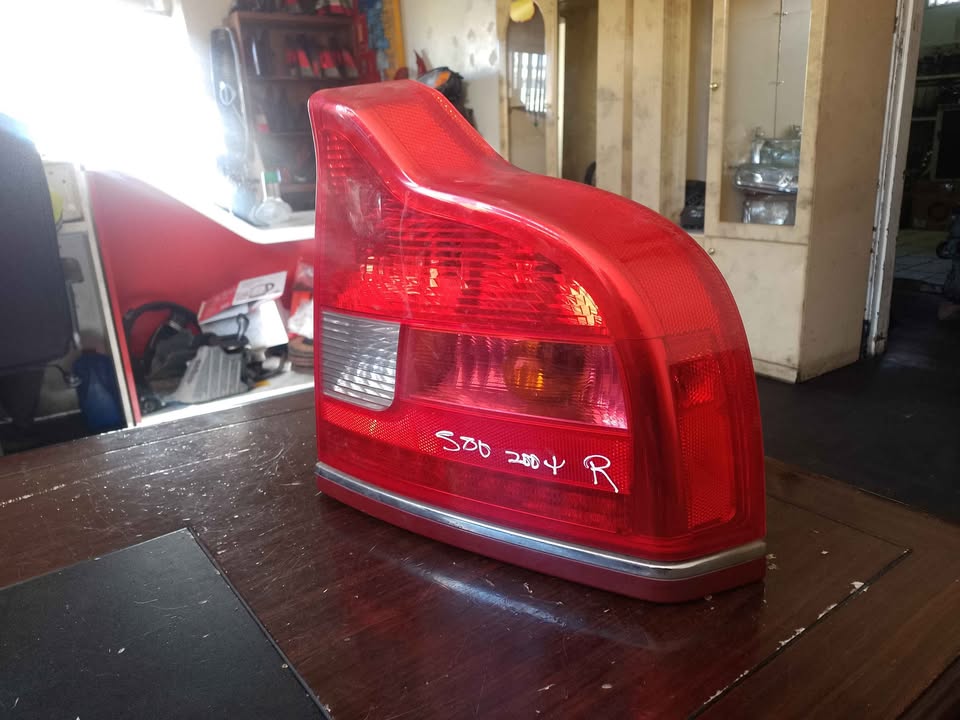 VOLVO S80 2004 RIGHT TAILLIGHT AVAILABLE DELIVERY AVAILABLE COUNTRY WIDE - Private Seller VOLVO S80 2004 RIGHT TAILLIGHT AVAILABLE DELIVERY AVAILABLE COUNTRY WIDE - Private Seller