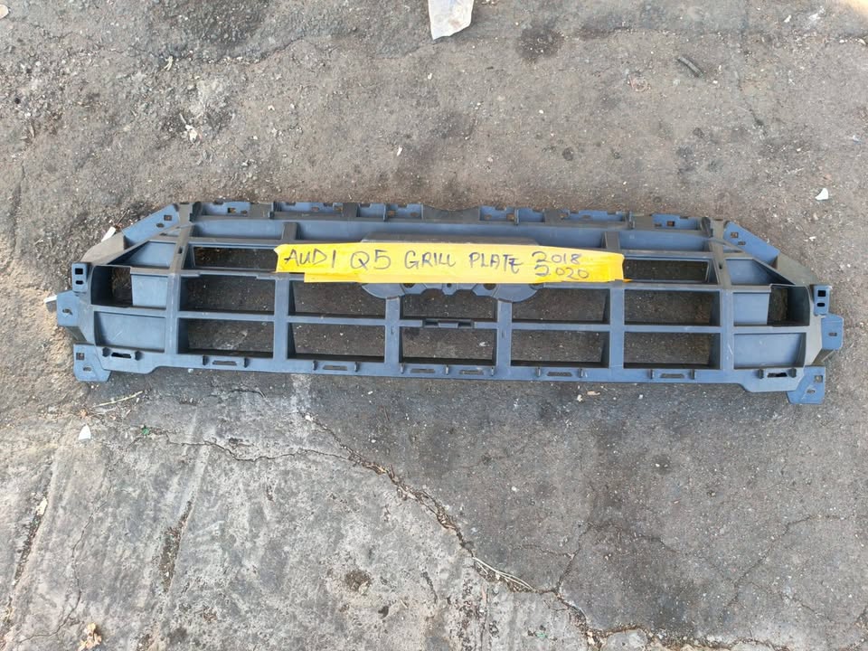 Audi Q5 grill plate 2018-2020 - Private Seller Audi Q5 grill plate 2018-2020 - Private Seller