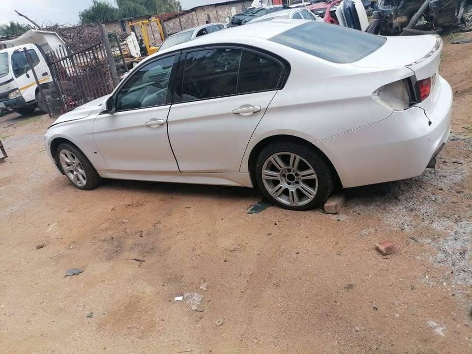 BMW F30 MSPORT PREFACE STRIPPING FOR SPARES - Private Seller