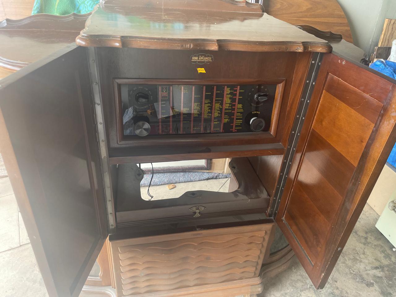 Antique imbuia Radiogram, Murphy tube radio