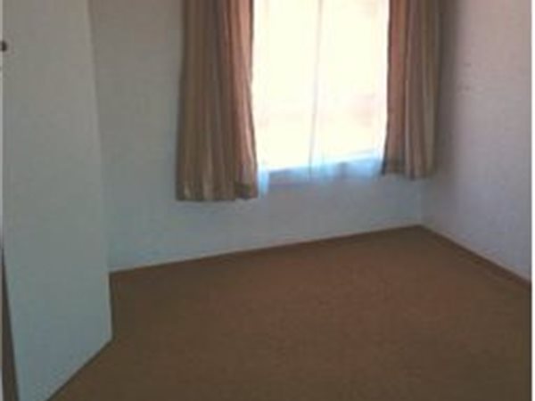 Well maintained 3 bedroom flat. 24 hour security. Close to Spar, Wits and UJ