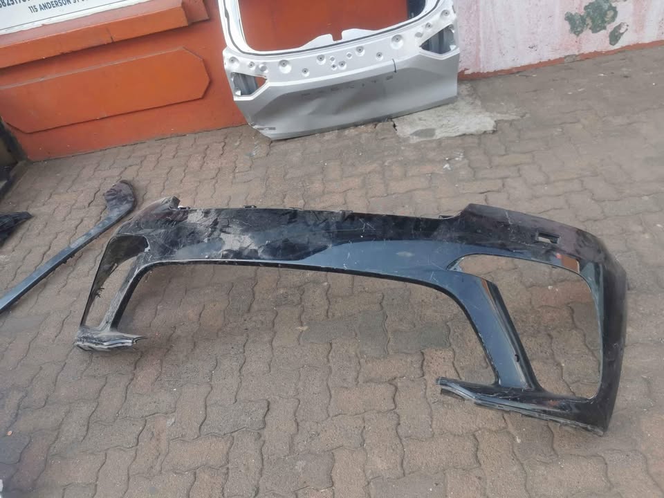 Range Rover Vela SVR 2024 front bumper - Private Seller Range Rover Vela SVR 2024 front bumper - Private Seller