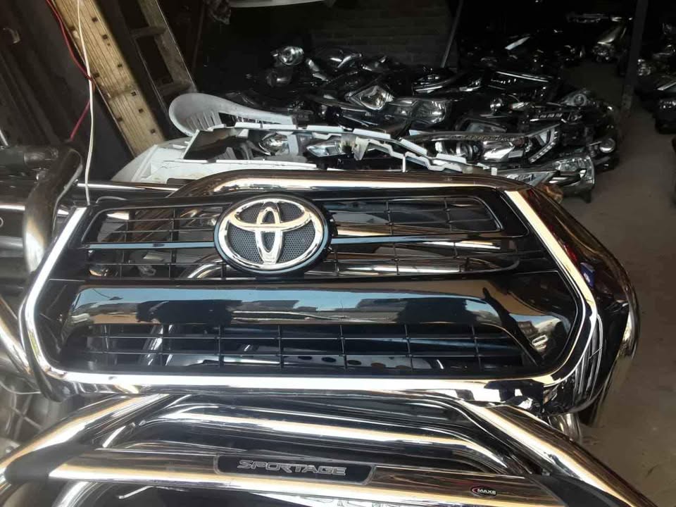 Toyota hillux DG6 FRONT GRILL - Private Seller Toyota hillux DG6 FRONT GRILL - Private Seller