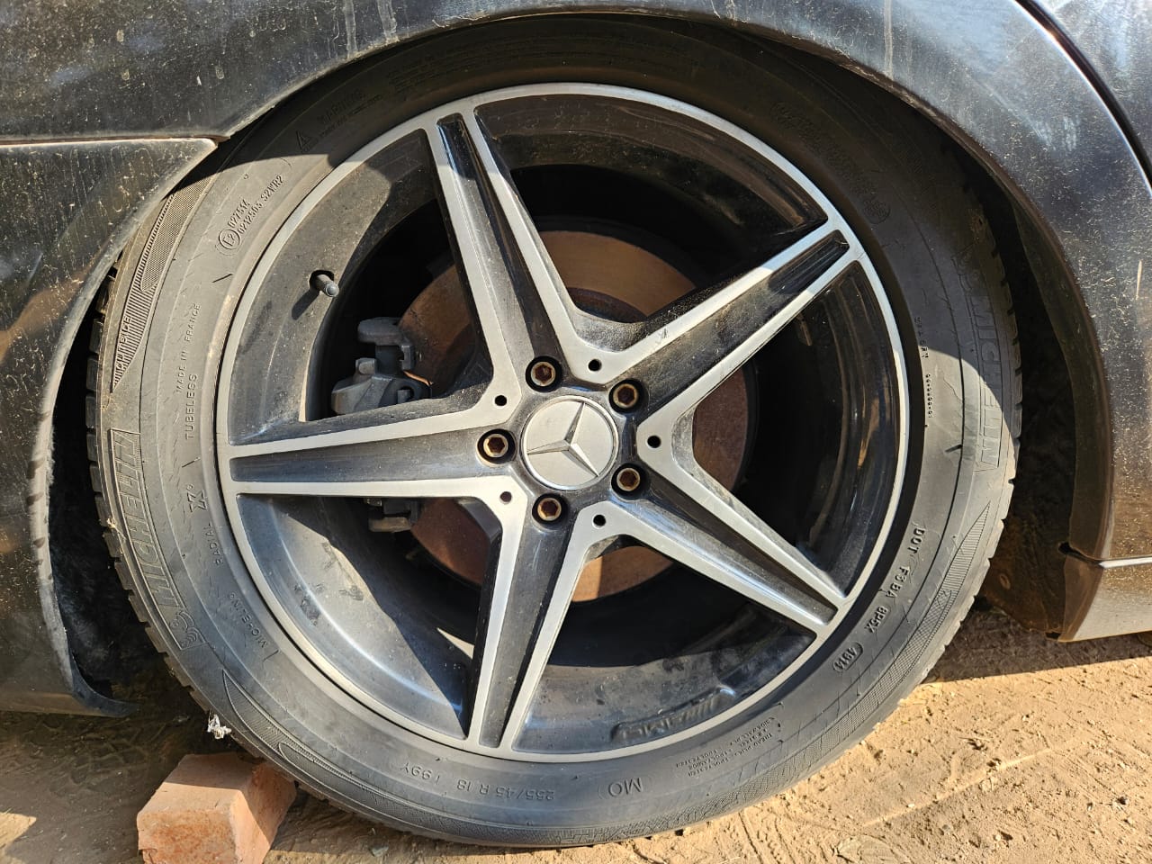 Mercedes Benz S500 W221 preface stripping used parts and spares for sale.