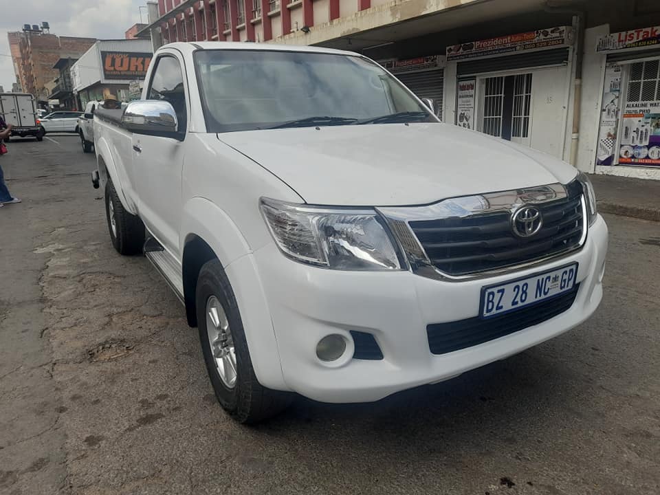 2012 TOYOTA HILUX 2.7 VVTI HIGH RAIDER SINGLE CAB EXCELLENT CONDITION CONTACT LEON ON
