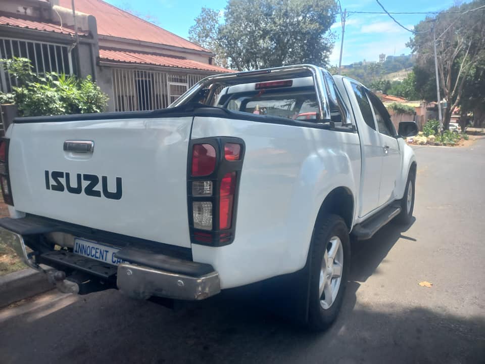 2015 ISUZU KB300 DIESEL C-CAB, MANUAL, WHITE COLOR, MILEAGE 126000KMS