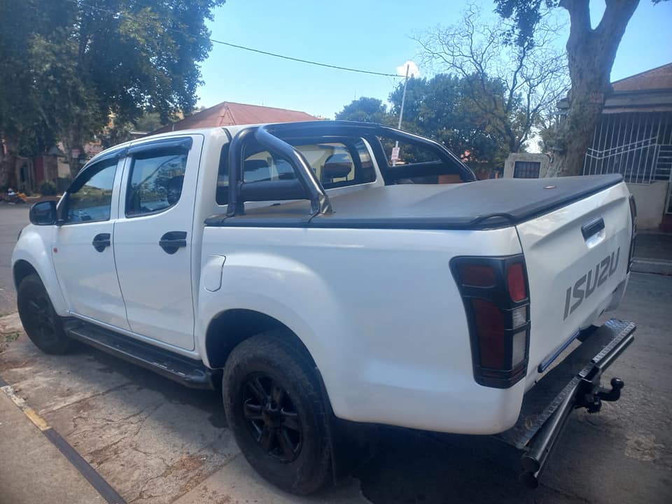 2018 ISUZU KB250 DMAX DIESEL D-CAB, WHITE COLOR, MILEAGE. SERVICE HISTORY.