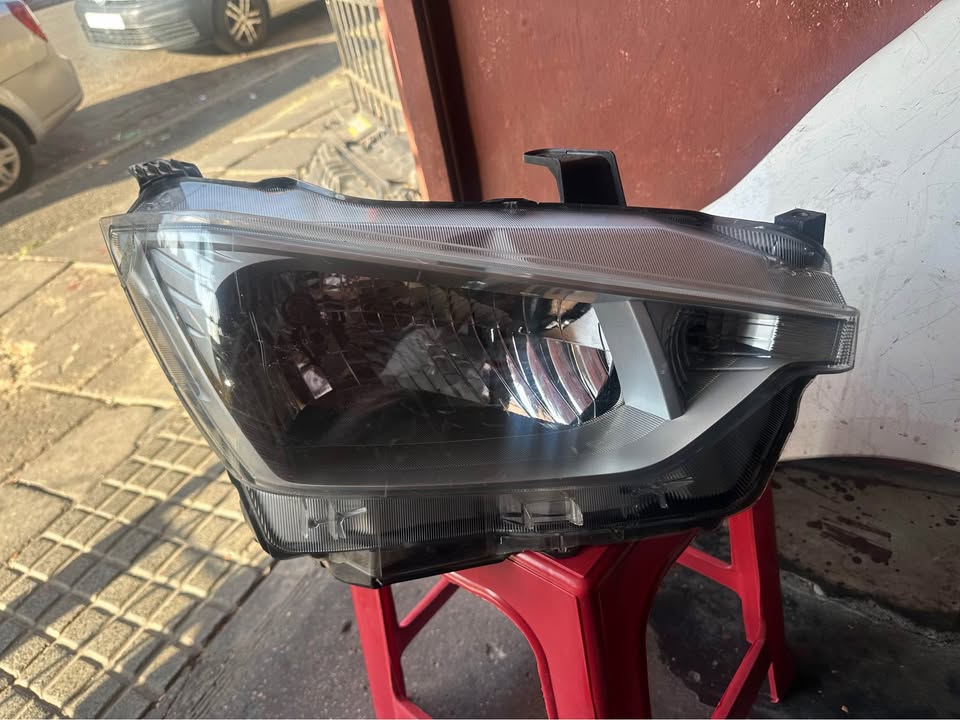 Isuzu Dmax right side headlight - Private Seller Isuzu Dmax right side headlight - Private Seller