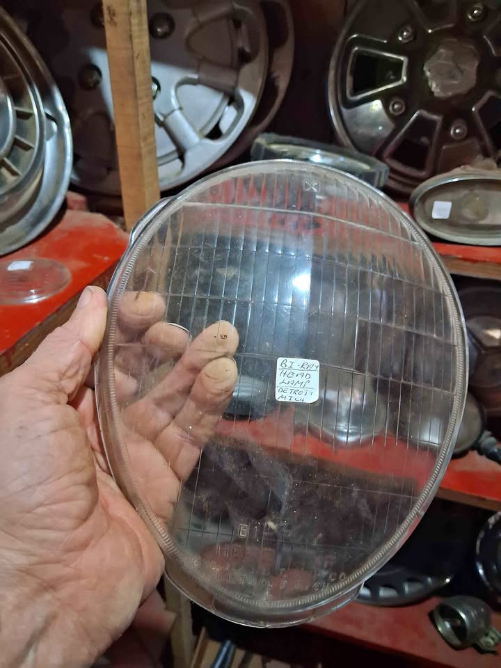 Chevrolet very old model, headlamp glass - Private Seller Chevrolet very old model, headlamp glass - Private Seller
