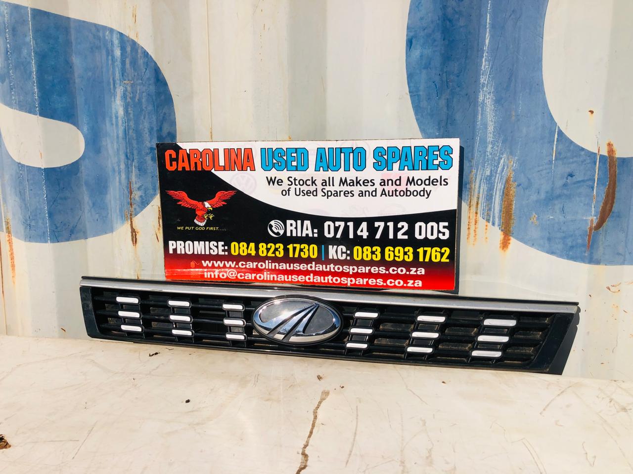 Used Mahindra XUV300 radiator grill (badge) for sale in Gauteng