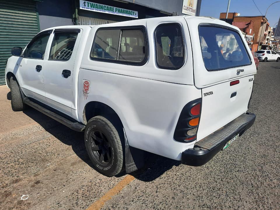 2011 Toyota Hilux 2.5D D4D 4x4 Double Cab with Canopy and a Nice interior seat