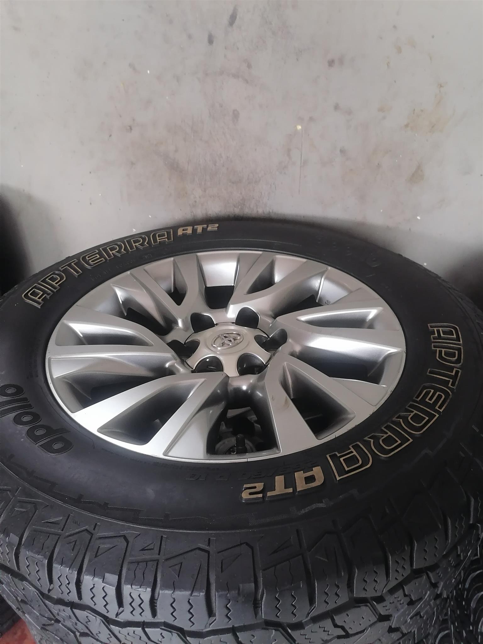 Fortuner GD6 18inch Mag Rims (WITH USED TYRES)