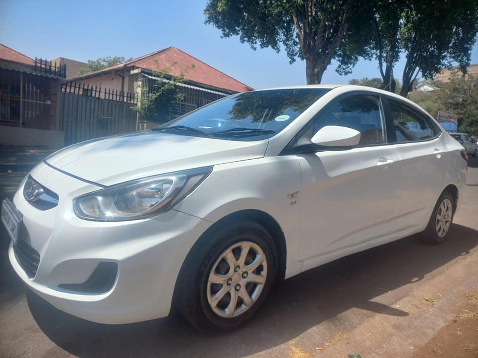 2012 HYUNDAI ACCENT SEDAN 1.6 PETROL, MANUAL, WHITE COLOR, MILEAGE 90000KMS