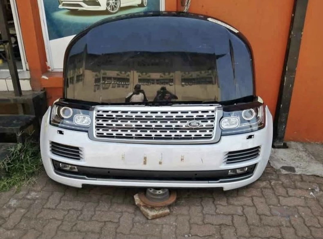 Range Rover Vogue 2012-2015 bonnet,complete,bumper,headlights available - Private Seller