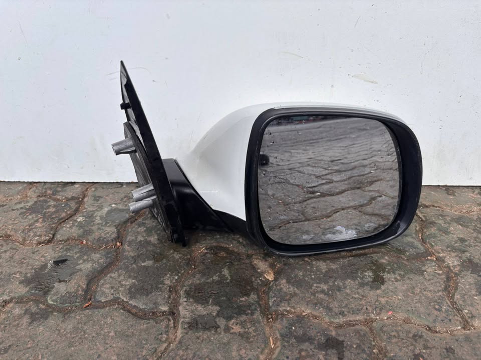 Volkswagen Amarok Mirror - Private Seller Volkswagen Amarok Mirror - Private Seller
