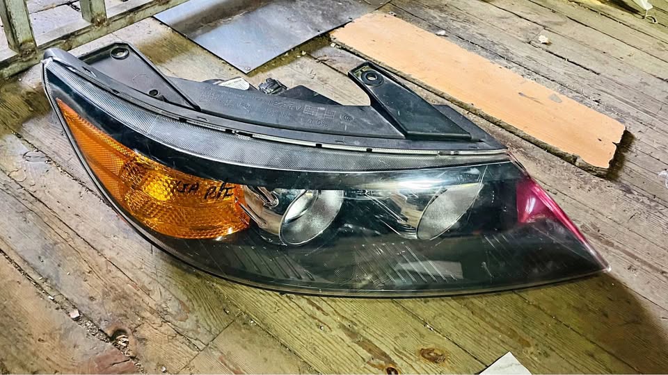 KIA Sorento headlight - Private Seller KIA Sorento headlight - Private Seller