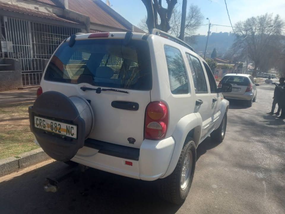 2003 Jeep Cherokee 2.7 Petrol, 4x4 Automatic, White, Spere key, Leather seat, 150000kms