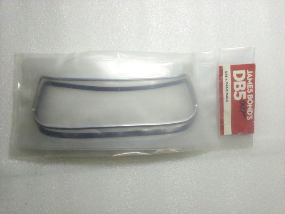 James Bond DB5 - Collectors Edition Model Car 1:8 Scale