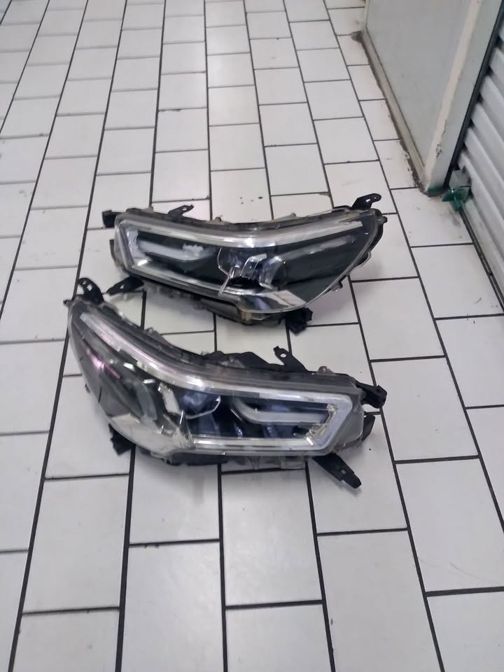 Toyota Hilux legend chrome Headlight for Sale - Private Seller Toyota Hilux legend chrome Headlight for Sale - Private Seller