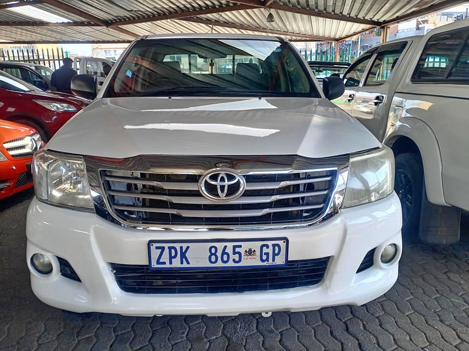 Toyota Hilux Double Cab 2.5ltr 4×4 2010 Manual with leather interior  White in colour
