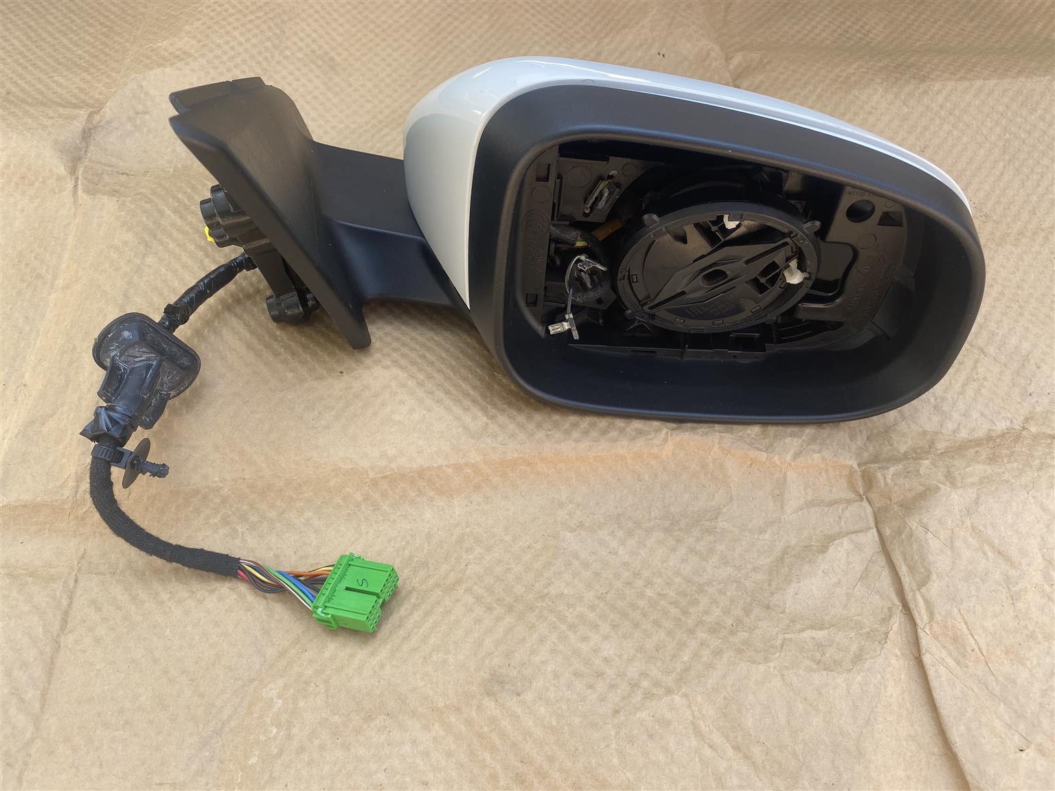 2017 VOLVO V40 ELECTRONIC AUTO-FOLD DOOR MIRROR RIGHT SIDE FOR SALE - Private Seller 2017 VOLVO V40 ELECTRONIC AUTO-FOLD DOOR MIRROR RIGHT SIDE FOR SALE - Private Seller