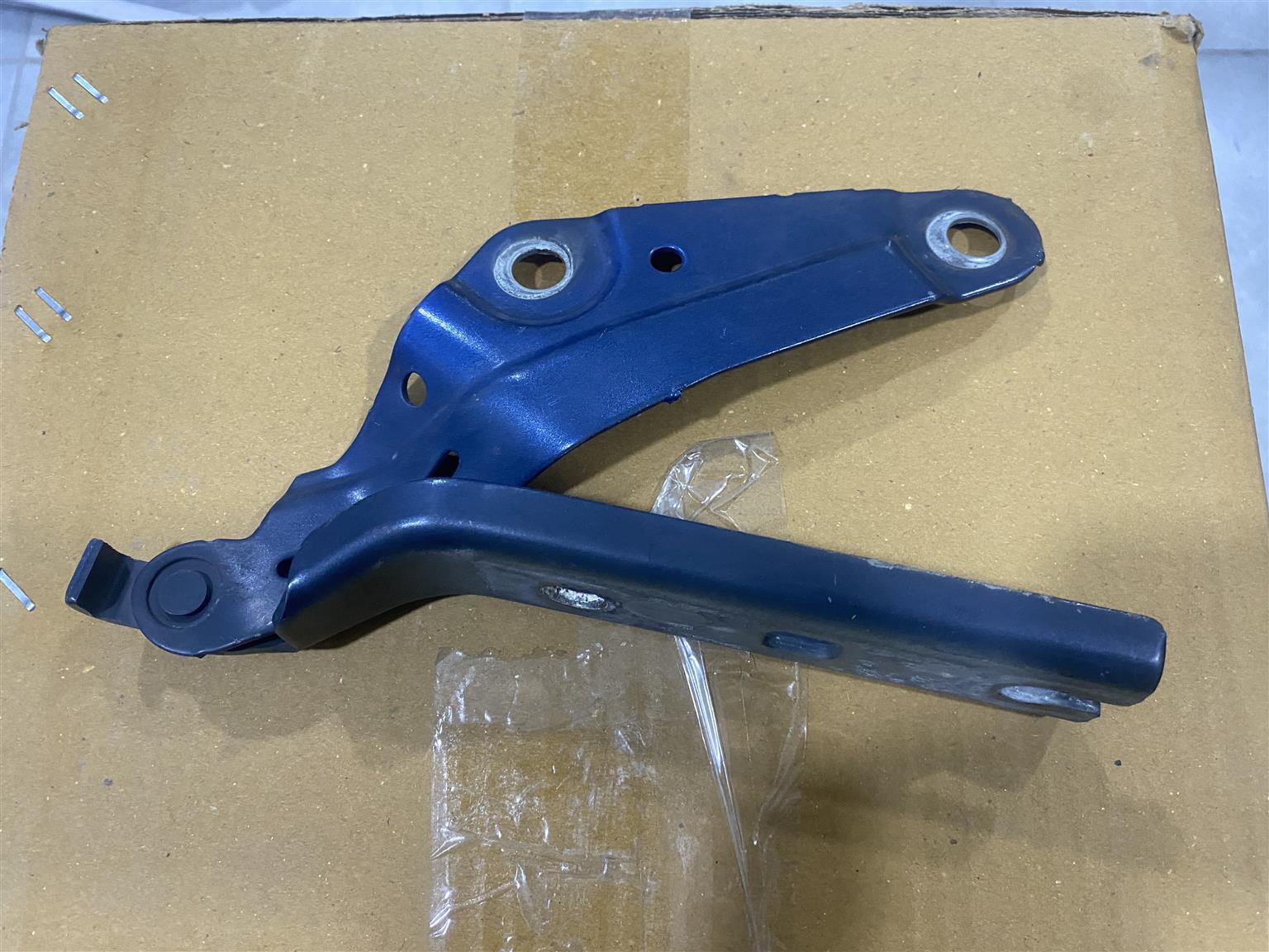 2024 VW T-ROC BONNET HINGE RIGHT SIDE FOR SALE. IN EXCELLENT CONDITION - Private Seller 2024 VW T-ROC BONNET HINGE RIGHT SIDE FOR SALE. IN EXCELLENT CONDITION - Private Seller