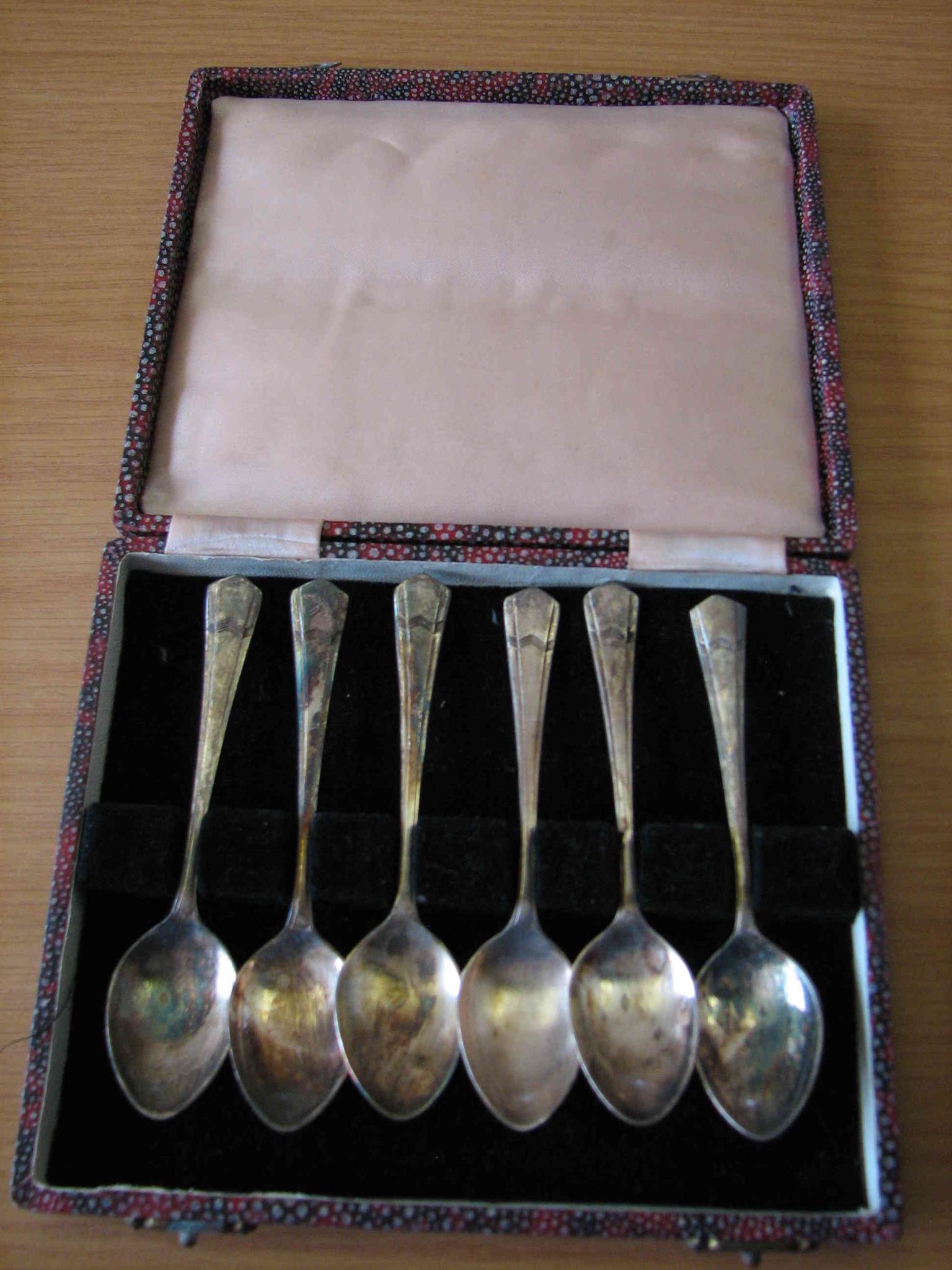 6 Antique teaspoons in original box 6 Antique teaspoons in original box