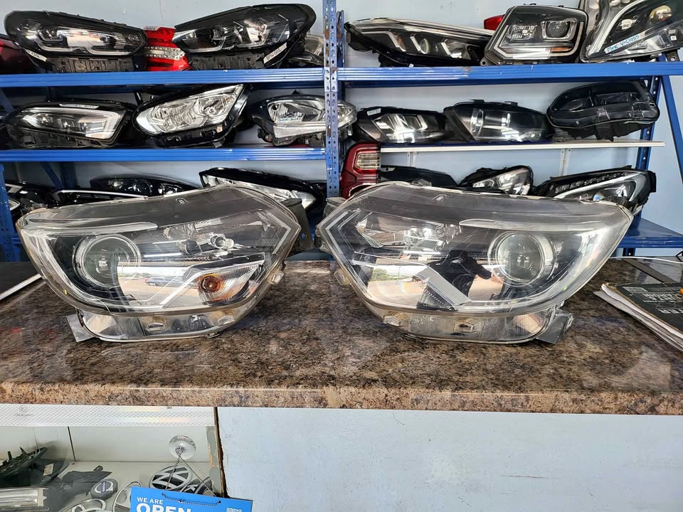 Renault triber left and right headlight for sale - Private Seller Renault triber left and right headlight for sale - Private Seller