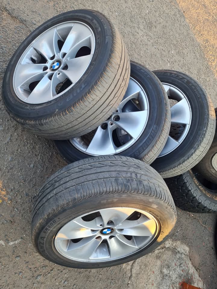 Bmw E90 original alloy mags size 16×tyres still in good condition