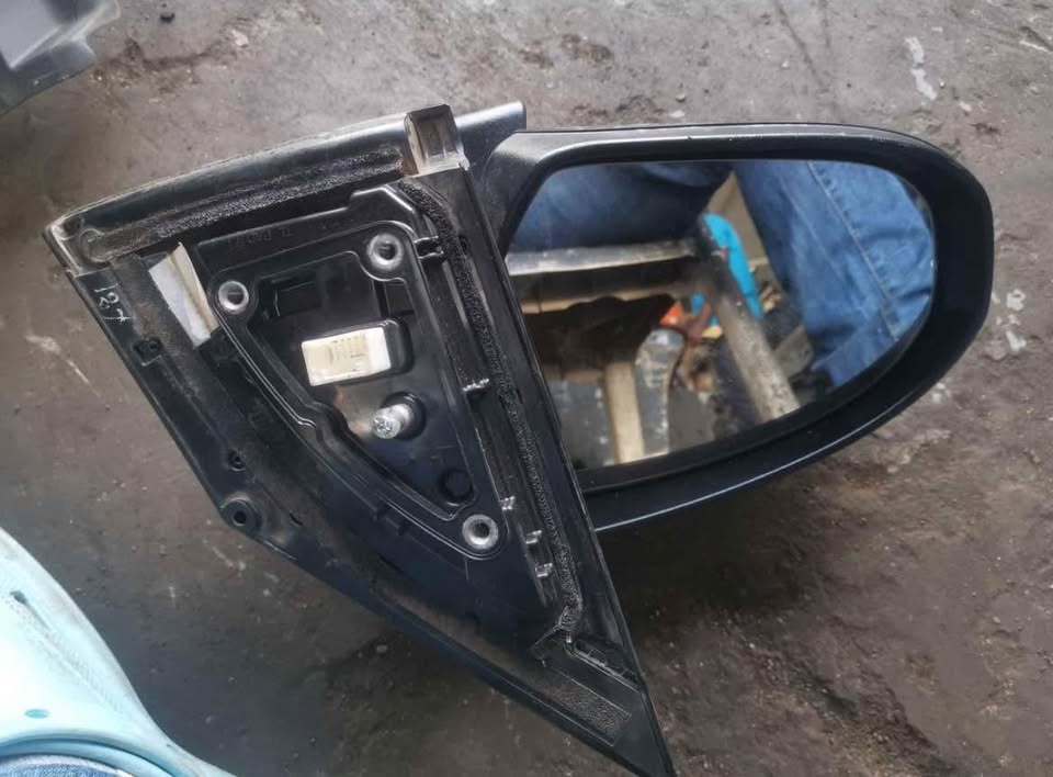 Hyundai Tucson left side mirror - Private Seller