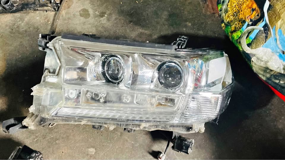 Toyota Land Cruiser 200 series headlight - Private Seller Toyota Land Cruiser 200 series headlight - Private Seller