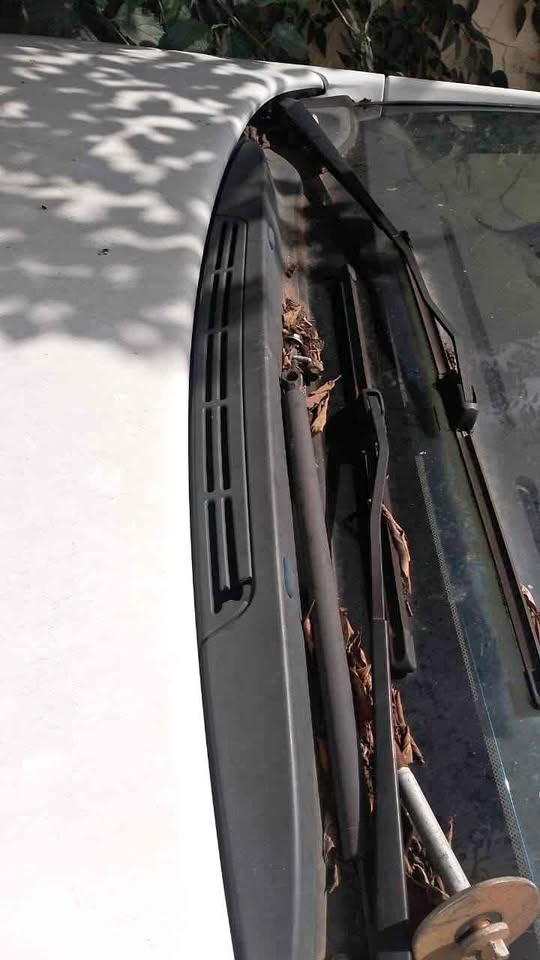 Citroen Xsara Picasso wiper cowling cover Citroen Xsara Picasso wiper cowling cover