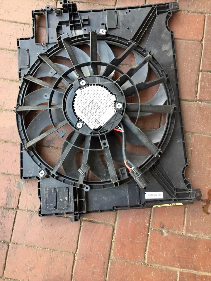 Rang Rover F pass fan for sell in good condition nice and clean - Private Seller Rang Rover F pass fan for sell in good condition nice and clean - Private Seller