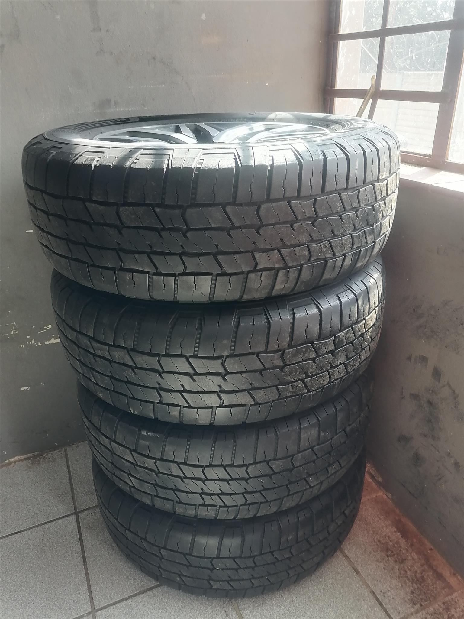 Toyota Raider 18inch Mag Rims Rims (WITH USED TYRES)