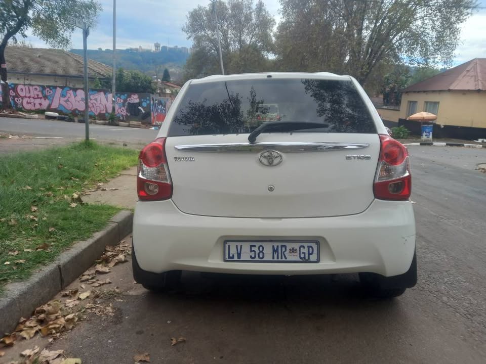 2014 TOYOTA ETIOS HATCHBACK 1.5 PETROL, MANUAL, WHITE, 121000KMS