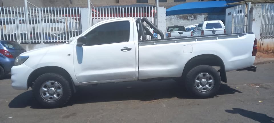 2011 TOYOTA HILUX 2.5 DIESEL 4X4, SINGLE CAB, WHITE COLOUR, MILEAGE 98000KM