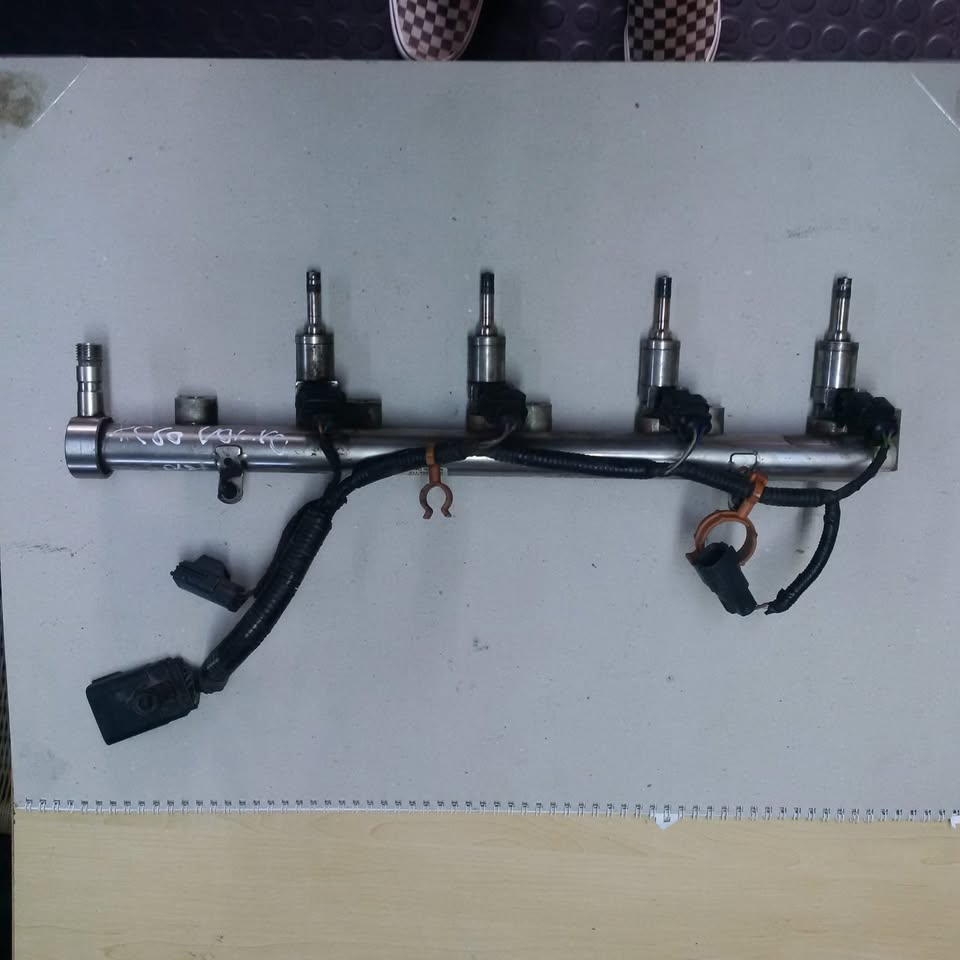 VOLVO XC60 FEUL INJECKTOR RAIL FOR SALE - Private Seller