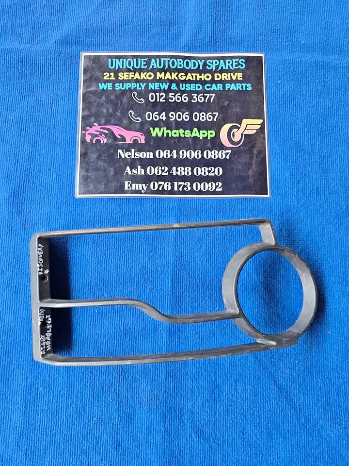 Land Rover Discovery 4 Right Headlight Cover - Private Seller Land Rover Discovery 4 Right Headlight Cover - Private Seller