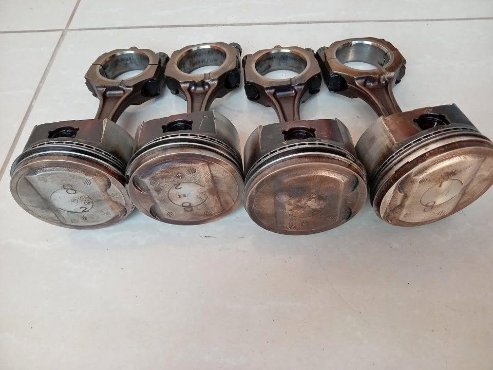 Toyota Corolla 20valve Black Top Pistons & Conrods - Private Seller Toyota Corolla 20valve Black Top Pistons & Conrods - Private Seller